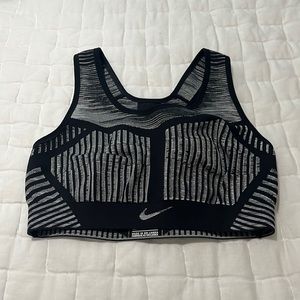 Nike Women's FE/NOM Flyknit Sports Bra